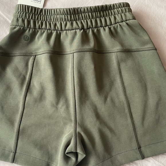 Lululemon - BNWT Army Green Softstreme High Rise Shorts 4” - Size 0 - Picture 6 of 8